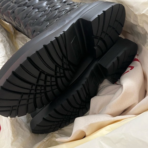 NEW Valentino Garavani Atelier Black rose flower rain boots - Picture 11 of 14